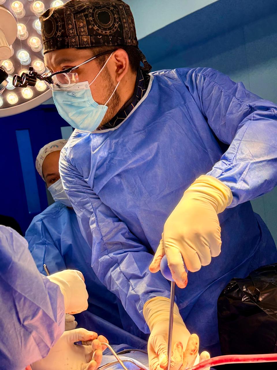 Dr. Fernando Pasillas en quirófano